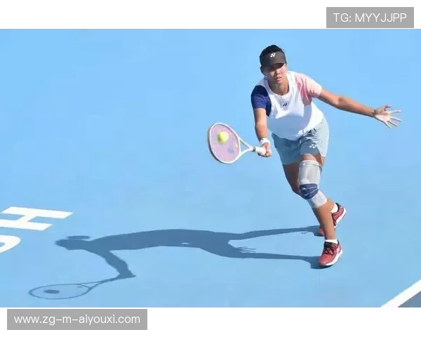 网球直线穿越引爆掌声，超越极限的精彩瞬间